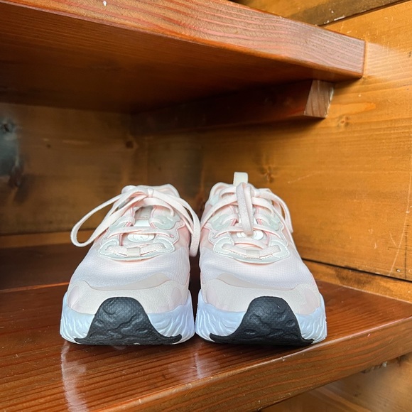 Women’s Nike Art3mis Shoes - Picture 2 of 7